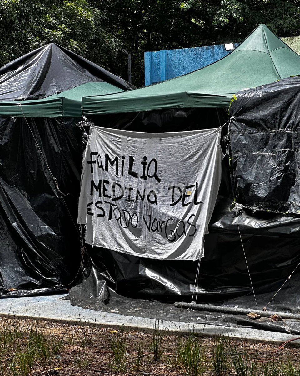 eldiario's tweet photo. #EnDirecto | Una ciudadana, quien pidió reservar su identidad, perdió a su esposo en La Guaira tras los terremotos de #24Jun y está refugiada con su familia en un campamento en Colegio de Ingenieros, en Caracas.

Señaló que tiene múltiples heridas en sus piernas provocadas por picaduras de insectos.

📹: @manuramirez95