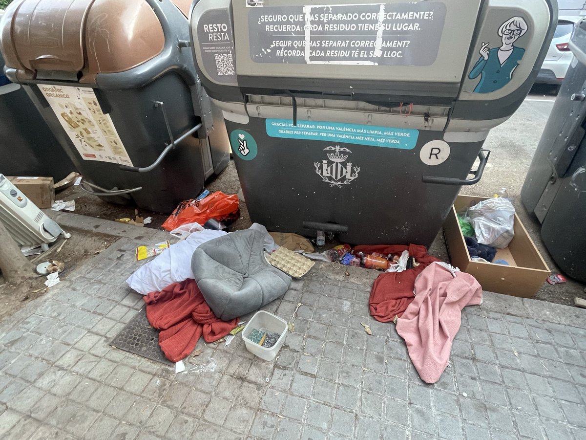 yoanacebrian_'s tweet photo. @AjuntamentVLC @mjosecatala me podéis explicar esto?! Barrio de Marxalenes, a 30 grados a las 20:00h, y un hedor insoportable. Lo cívica y bonita que nos está quedando la ciudad. https://t.co/xK67LTMxj5