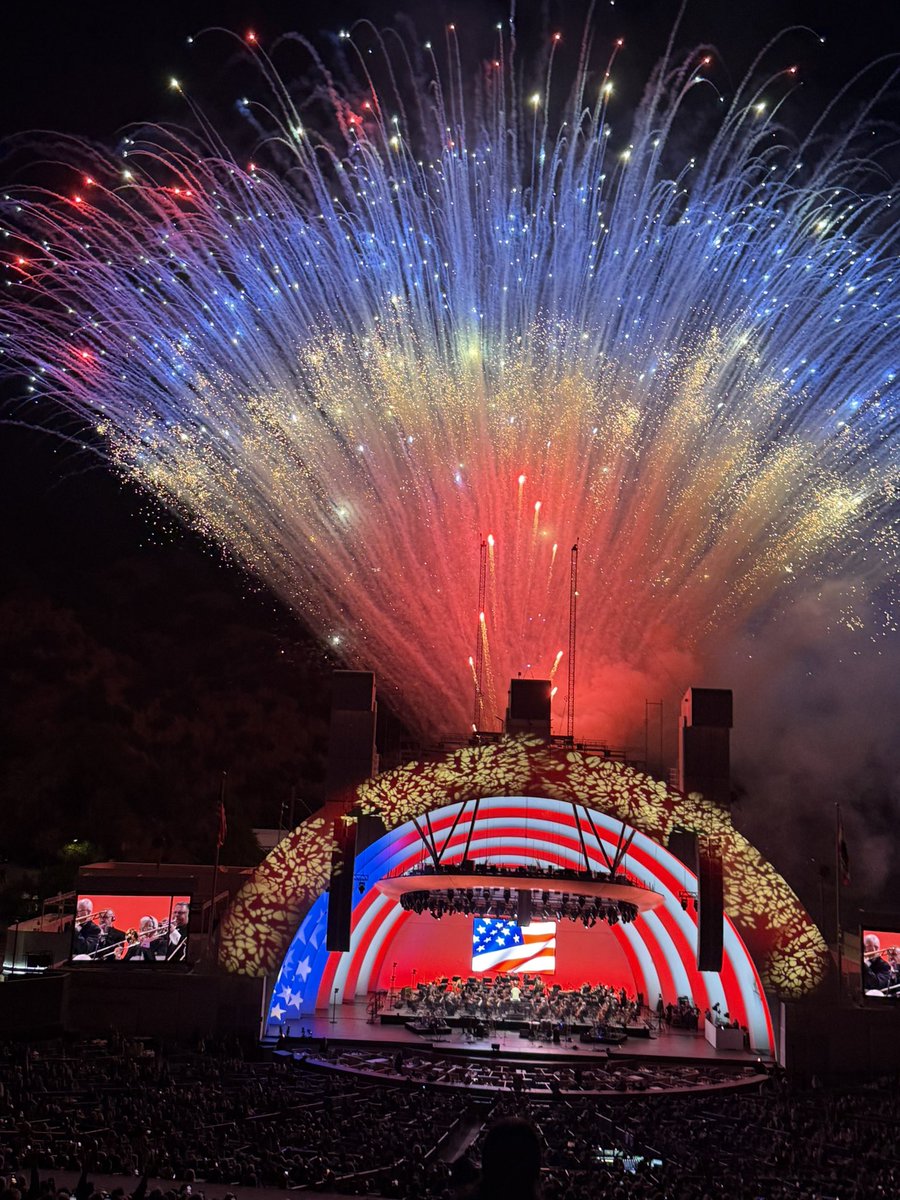 YQuidnunc's tweet photo. @nicksortor Hollywood Bowl. Maybe 5 minutes. In synch with music. Perfect. Length, random noise and size ≠ Great when it comes to fireworks. https://t.co/x602eozUfN