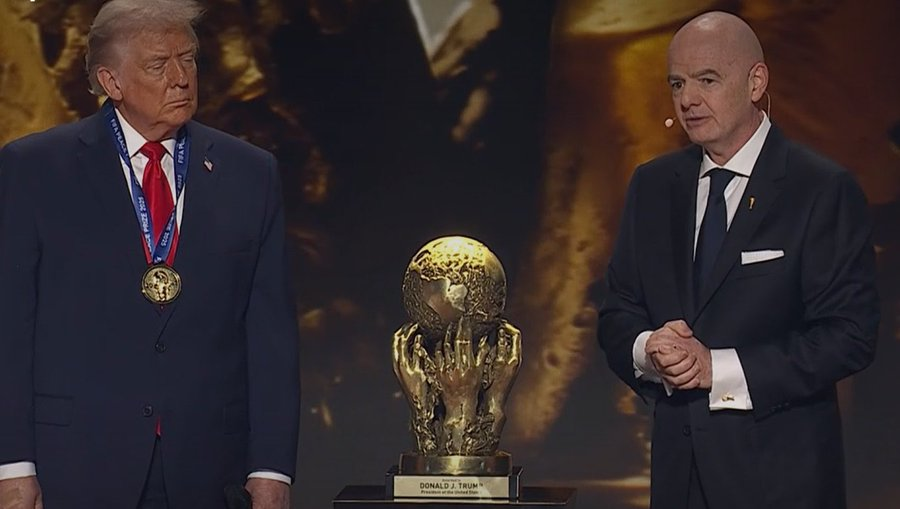 AlbertOrtegaES1's tweet photo. No sois conscientes del asco que me da la FIFA, pero aquí va un texto corto para que os hagáis una idea. 

Han modificado el Mundial con unas "pausas de hidratación" que solo sirven para recaudar más dinero y han alterado la dinámica de los partidos

Han maltratado a Irán con un trato desigual durante todo el torneo, donde debían entrar y salir cada día que jugaban en Estados Unidos.

Han permitido la expulsión del mejor árbitro africano, Omar Artan, por supuestos vínculos terroristas no demostrados.

Han limitado el papel de México y Canadá en el Mundial con solo 13 partidos en sus países por los 78 de Estados Unidos.

Han convertido el fútbol en un producto de lujo con unos precios vergonzosos.

Han aumentado el número de equipos para disparar sus ingresos por derechos televisivos, no por el espectáculo, la calidad o por dar más oportunidades.

Han destrozado el Mundial de 2030 con partidos en 7 países de 3 continentes distintos.