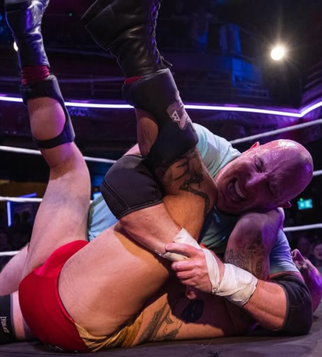 wresadam's tweet photo. No better way to show off a pro wrestling stud then getting him rolled up in a pin attempt!!!
#prowrestling #gay #muscle #trunks #bulge #bulgemen #suffering #submission #hot #wrestlers #prowrestlers #wrestling #studs #pin #bulge https://t.co/KpSeL8JQV6