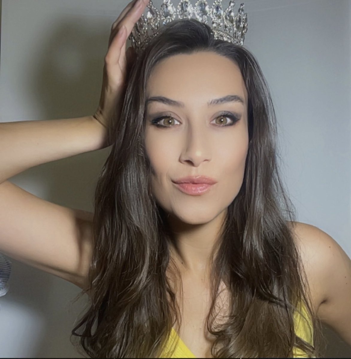 aycaya1's tweet photo. Çok makyaj yapmış bir Kraliçe bırakıyorum buraya 👑💛 https://t.co/ivqauLGwvJ