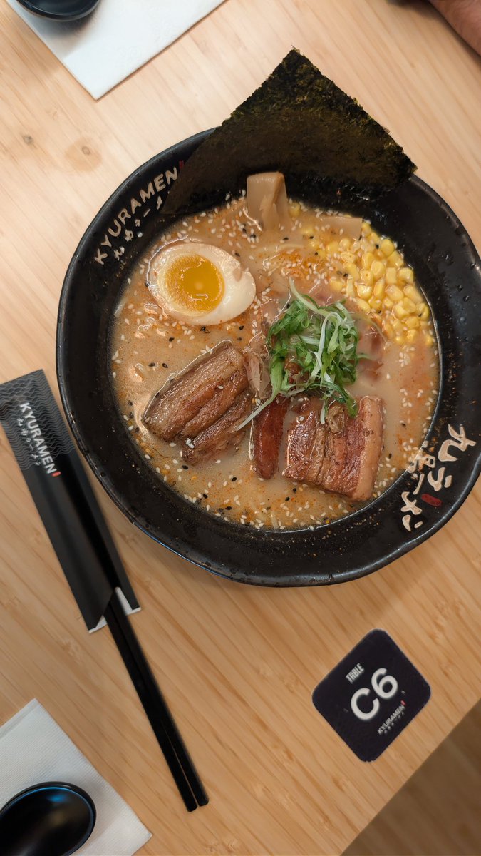 OhSamOnFIRE1's tweet photo. ���本食発見！って楽しみに行ったら、日本を思い出させてくれない味でした。見かけは日本なんだけど、おかしいなぁ🤔
因みに、オムライスの上はパセリじゃなく青のり。
#アメリカ https://t.co/tO5rlrEiVr