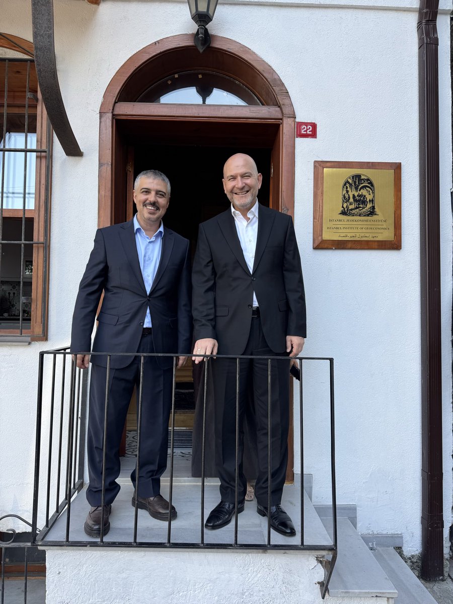yusufdincyd's tweet photo. Soylu Bakanımıza @IstanbulGeoecon İstanbul Jeoekonomi Enstitüsünün açılış buluşmasına gösterdiği ilgi için şükranlarımı sunuyorum. @suleymansoylu https://t.co/r9UGWNGQBk