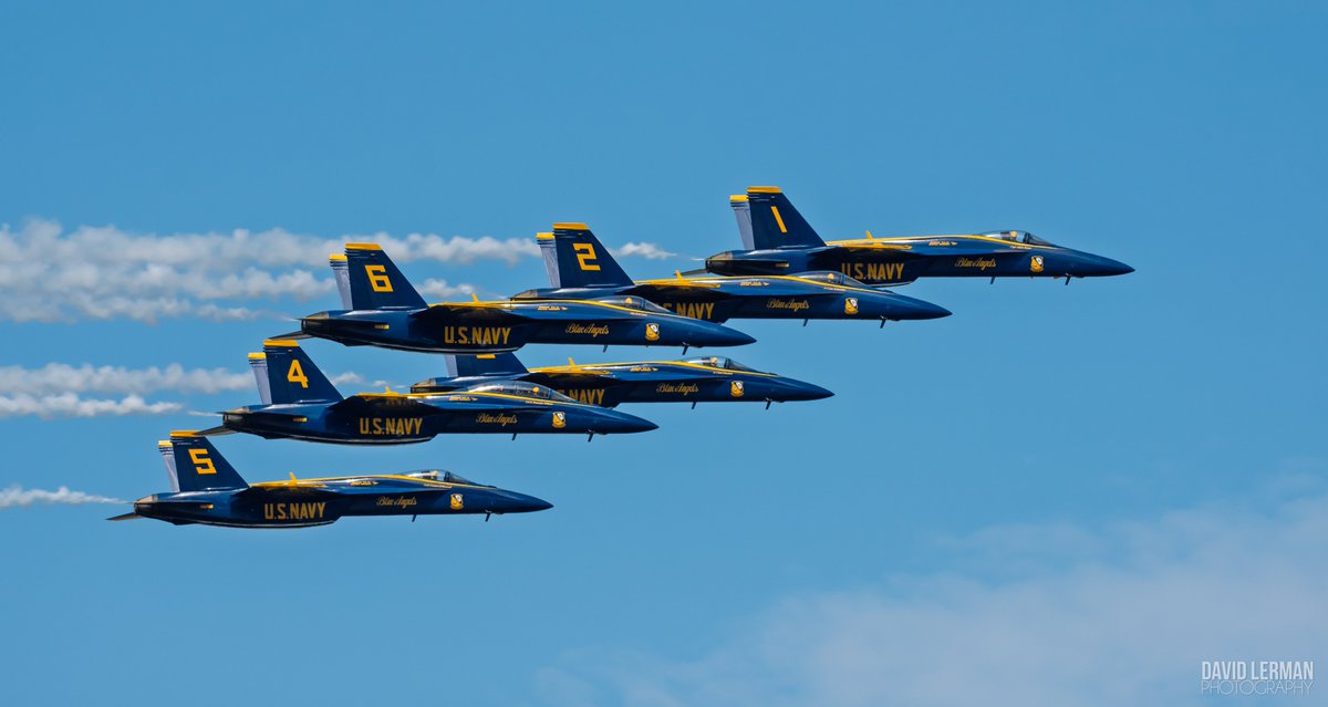 davidlerman's tweet photo. U.S. Navy Blue Angels | NYC | America 250
(zoom in and you can see the individual pilots)
@BlueAngels @America250 @sail4th https://t.co/dNvZ3YttuY