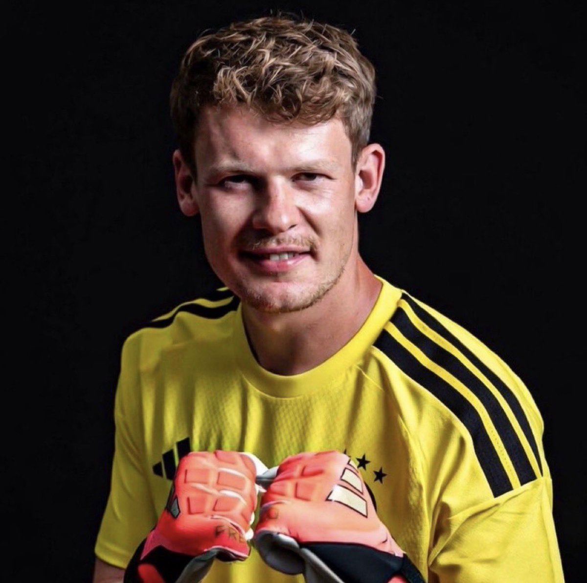 Muhammet38JK's tweet photo. Alexander Nübel 🇩🇪 ist offiziell ein Besiktas 🦅 Spieler ✅✍🏼

•Er hat einen 4+1 Jahresvertrag unterschrieben ✍🏼 📑
•Man sich in allen Aspekten mit Bayern geeinigt 🤝

Camiamiza Hayirli olsun 👏
#Besiktas #transfer 
(Serkan Morova) https://t.co/zpN8lGjy2g
