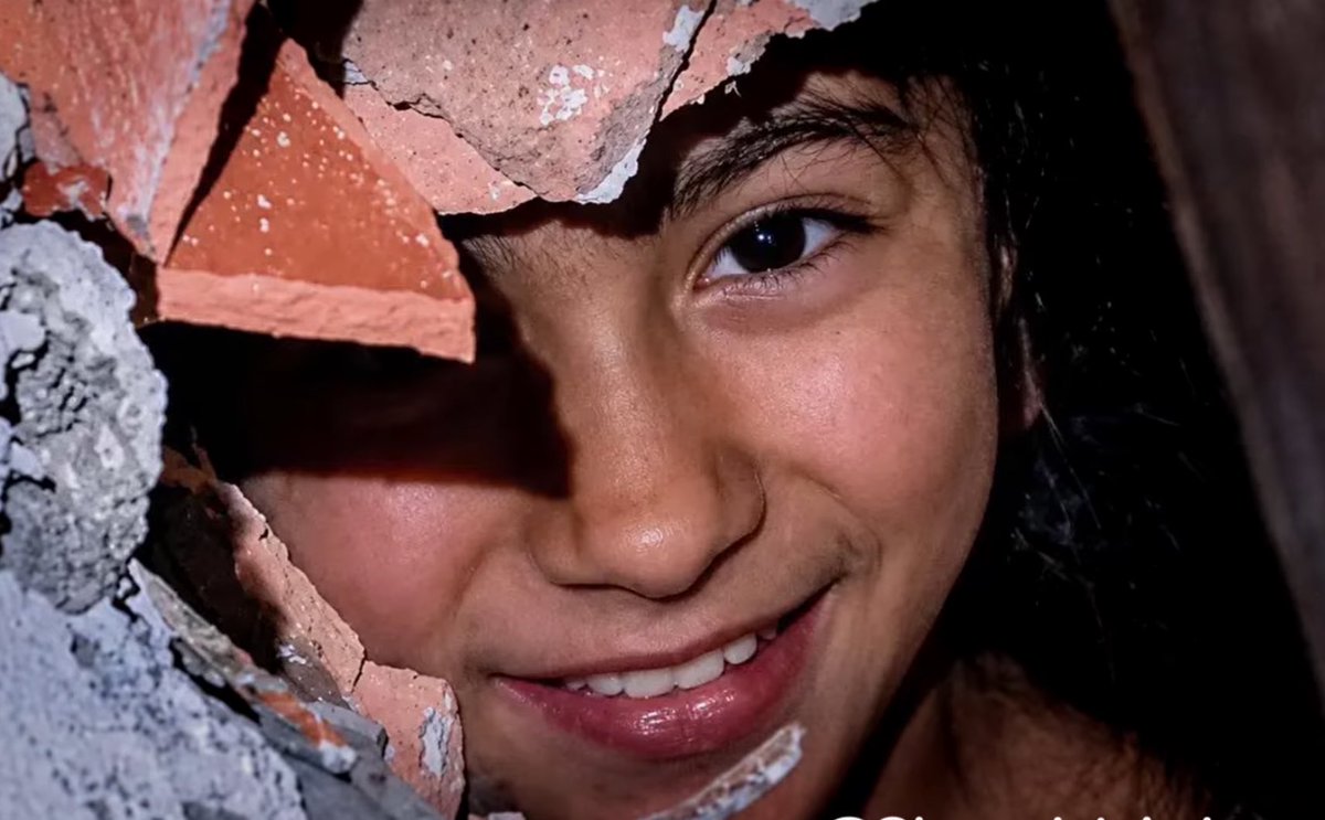 andrade_yepez's tweet photo. Después de este ejemplo admirable de esperanza que nos dio una niña de 12 años, enterrada entre escombros que pudieron acabar con su vida, no tengo moral para bajar los brazos y ceder a la tristeza.

Si ella no perdió su sonrisa, yo tengo menos razones para perderla. https://t.co/qdCUK9wuNf