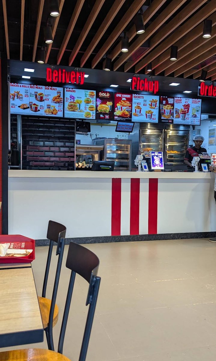 BazingaInternet's tweet photo. @KFC_India your outlet near Tapovan circle, Ahmedabad is really the worst and will end up tarnishing your brand's name. I always had the worst experience from that store. Be it dine in or via delivery. How do I get in touch with you? Undercooked, not seasoned etc etc some issue https://t.co/340s6Q0GMs