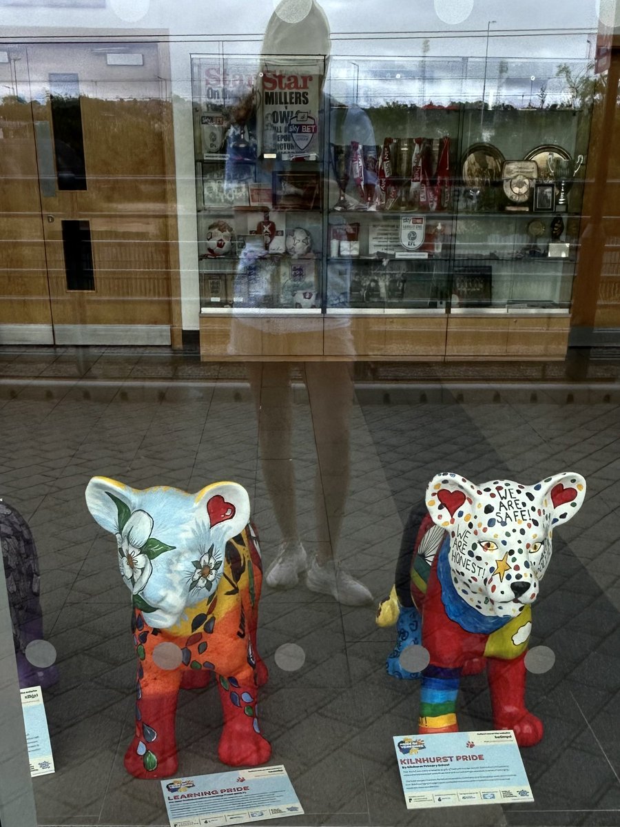 HellingtonBoots's tweet photo. Two fantastic #PrideofYorkshire cubs at the New York Stadium.
#LegsAndLaces π π
#FindingHearts β€οΈβ€οΈβ€οΈπ¦π¦ https://t.co/kKwjDlbO6A
