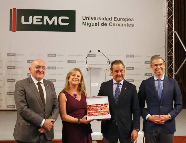 UEMC's tweet photo. La Universidad Europea Miguel de Cervantes #UEMC expresa su más profundo pesar por el fallecimiento del CEO de @dehesacanonigos, Iván Sanz, su esposa y dos de sus hijos. Con inmenso cariño recordamos a una familia muy querida para nuestra institución, a la que tuvimos el honor de reconocer con el Premio Fundación UEMC a toda una vida dedicada al vino. Nos unimos al dolor de sus familiares, amigos y de todo el sector vitivinícola y les enviamos un fuerte abrazo en estos momentos tan difíciles.
