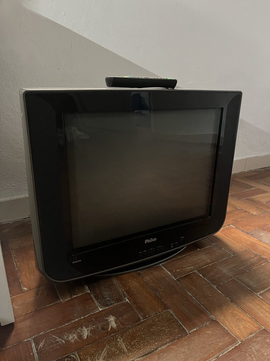 axnumbed's tweet photo. meu pai me deu uma tv de tubo pra ligar o ps2, o coroa sabe muito https://t.co/42NCalvnjz