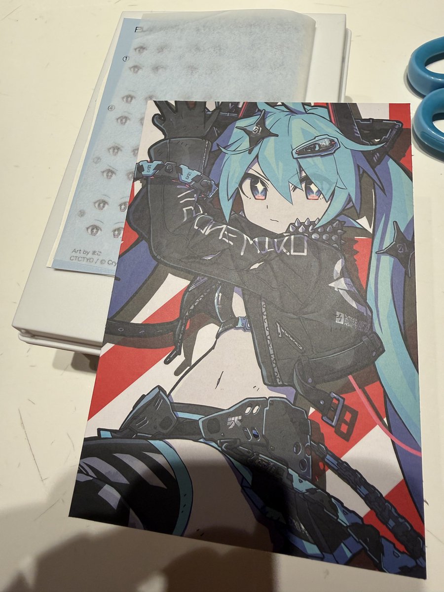 MYA_3's tweet photo. セリアの110円箱
30msやプニモフなら良い感じに余剰諸々まとめられるので最近重宝しているけれど、余剰のデカールもパッケージ裏に入れれば良い事に気付いた

ミクは流石に髪パーツは外す必要があるけれど台座もまとめてL版写真サイズでいけるのはかなり便利 https://t.co/0uPPPpMd1q
