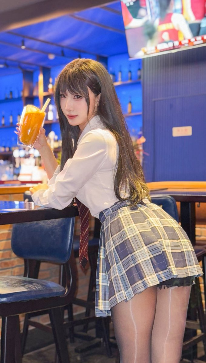 vbehui's tweet photo. 前两个月女朋友拍的经典的那组jk油亮黑丝（ https://t.co/iAdmOoB73y