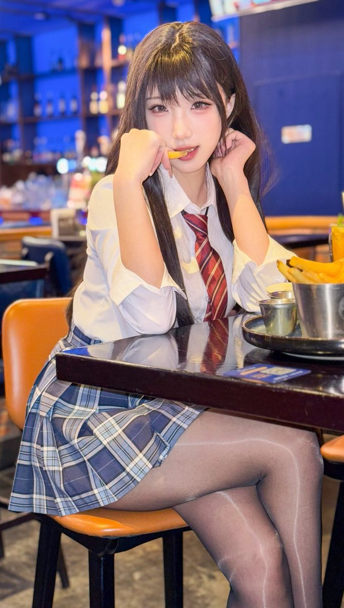 vbehui's tweet photo. 前两个月女朋友拍的经典的那组jk油亮黑丝（ https://t.co/iAdmOoB73y
