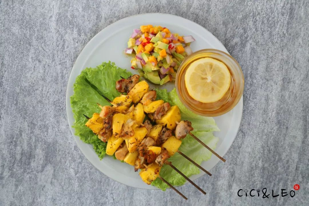 02550255ma's tweet photo. Quick and cozy lunch today  Grilled chicken salad with cherry tomatoes, avocado and a squeeze of lemon – perfect for beating the midday slump!， https://t.co/um1T3cmmGy