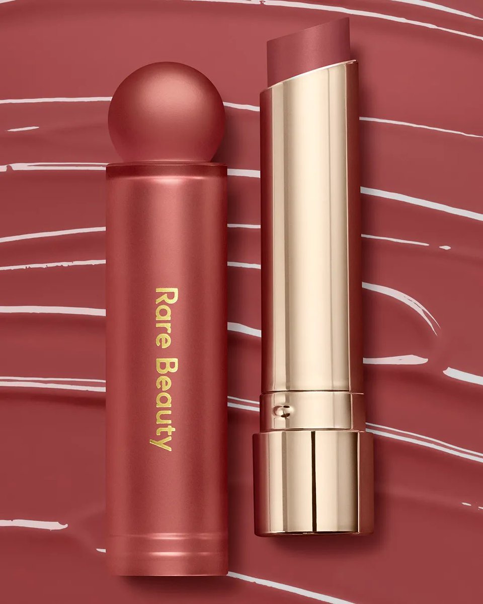 PortalSelenaBR's tweet photo. Além do óleo de semente de maçã (que ajuda a reter a hidratação e a fortalecer a barreira natural dos lábios), os novos Soft Pinch Lip Oil Sticks trazem uma fragrância leve e fresca de maçã, além de uma combinação de outros óleos nutritivos que hidratam profundamente e garantem lábios macios e confortáveis por até 8 horas com apenas uma passada. 💄