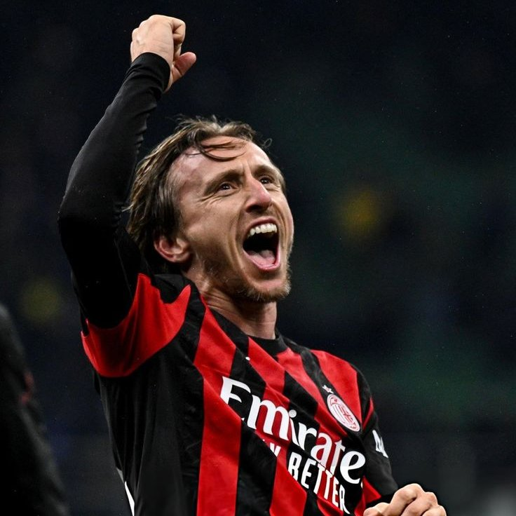 futtmais's tweet photo. 🚨 Rúben Amorim, Gerry Cardinale e Ibrahimovic ligaram para Luka Modric e pediram para o croata ficar no Milan.

A participação do jogador na Copa do Mundo foi vista como positiva fisicamente, confirmando que o seu corpo aguenta mais uma temporada em alto nível.

Apesar da participação no Mundial, Modric acompanhou e gostou da reestruturação do Milan, com a contratação de Gonçalo Ramos. Estas mudanças fizeram com que a balança, que pendia para o não, começasse a inclinar para a renovação por mais um ano.

A boa impressão causada por Amorim e o desejo de levar o Milan de volta à principal competição europeia pesam na decisão. A excelente adaptação da sua família à cidade de Milão é outro fator a favor da continuidade.

🗞️ @Gazzetta_it