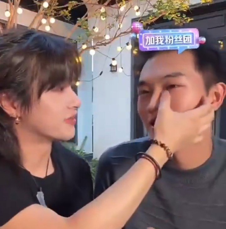 Lovely_bw's tweet photo. คือถ้าคุยเรื่องไหนแล้วอีโมมากๆ เอาหละ น้ำตาจะมาแล้ว น้องจะเงยหน้าทุกครั้ง ม๋าเด็กมันน่าเอ็นดูมากๆๆๆๆๆเลยอ่ะ คนพี่ก็จับอารมณ์น้องเก่ง ดูแลกันดีมากจริงๆ 🥹

#AWinterSunWakestheWindinSpringHillsDream #刘竞屿 #熊艺文 #屿艺
#LiuJinYu #XonhgYiWen https://t.co/qwZPGJU8Pn