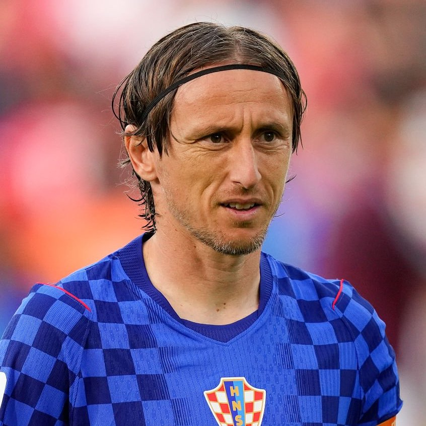 futtmais's tweet photo. 🚨 Rúben Amorim, Gerry Cardinale e Ibrahimovic ligaram para Luka Modric e pediram para o croata ficar no Milan.

A participação do jogador na Copa do Mundo foi vista como positiva fisicamente, confirmando que o seu corpo aguenta mais uma temporada em alto nível.

Apesar da participação no Mundial, Modric acompanhou e gostou da reestruturação do Milan, com a contratação de Gonçalo Ramos. Estas mudanças fizeram com que a balança, que pendia para o não, começasse a inclinar para a renovação por mais um ano.

A boa impressão causada por Amorim e o desejo de levar o Milan de volta à principal competição europeia pesam na decisão. A excelente adaptação da sua família à cidade de Milão é outro fator a favor da continuidade.

🗞️ @Gazzetta_it