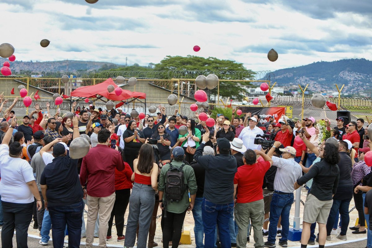 JorgeAldanaB's tweet photo. Siempre recordemos de dónde venimos. Debemos seguir luchando con dignidad, engrandeciendo el legado y honrando el sacrificio de miles de hondureños, como el compañero Isy Obed aquel 5 de julio de 2009.

Aquí estamos; seguimos entregando alma, vida y corazón para fortalecer la democracia y construir unidad. Siempre de la mano de todas y todos los hondureños.❤️

¡Vamos a recuperar lo que nos robaron y más! 💪🏼🇭🇳