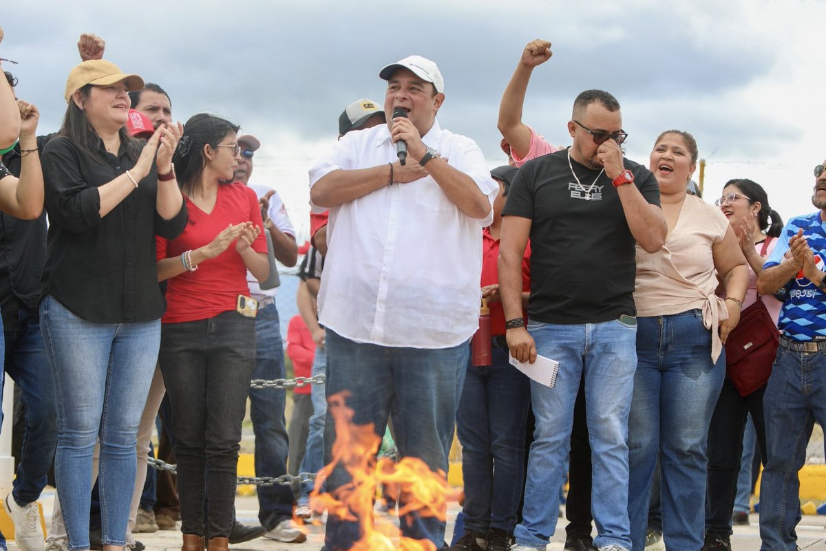 JorgeAldanaB's tweet photo. Siempre recordemos de dónde venimos. Debemos seguir luchando con dignidad, engrandeciendo el legado y honrando el sacrificio de miles de hondureños, como el compañero Isy Obed aquel 5 de julio de 2009.

Aquí estamos; seguimos entregando alma, vida y corazón para fortalecer la democracia y construir unidad. Siempre de la mano de todas y todos los hondureños.❤️

¡Vamos a recuperar lo que nos robaron y más! 💪🏼🇭🇳