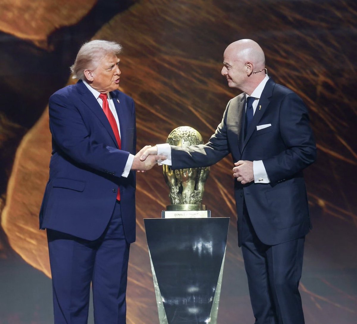 ballonrondfc's tweet photo. On assiste carrément à la mort du football et à la perte de crédibilité de la coupe du monde.

La FIFA devra désormais accepter une réalité : si la suspension consécutive à un carton rouge a été levée pour les États-Unis et Folarin Balogun, il sera extrêmement difficile d'appliquer la même sanction à une autre sélection durant cette coupe du monde sans susciter un sentiment d'inégalité de traitement.

La crédibilité d'une compétition repose avant tout sur la cohérence de son règlement. Une exception crée inévitablement un précédent. A partir du moment où une équipe bénéficie d'un assouplissement, toutes les autres sont en droit d'exiger le même traitement dans une situation comparable.

Les règles ne doivent pas seulement être justes, elles doivent être appliquées de manière uniforme. C'est le principe même de l'équité sportive.

Gianni Infantino a fait beaucoup de mal à notre sport, le football mérite de meilleurs dirigeants.