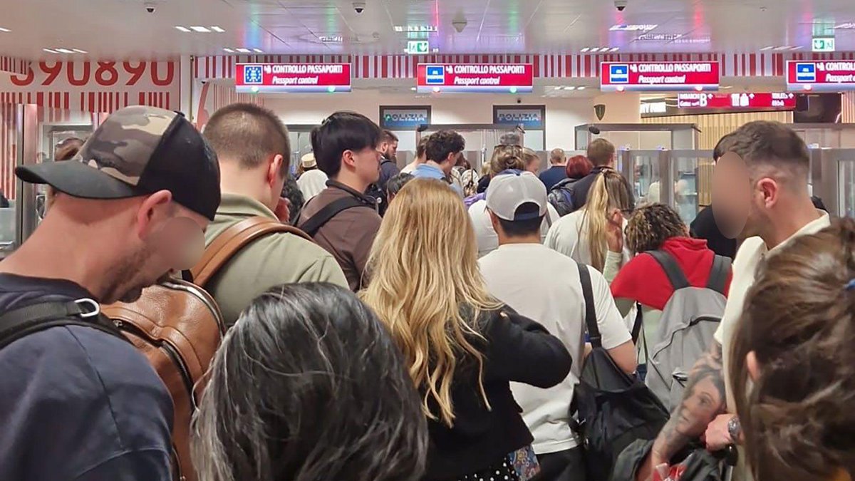 biggmmike2's tweet photo. 🔴Ryanair has warned that the EU's new Entry/Exit System (EES) is causing major delays at seven airports: TenerifeSouth, Palma, Alicante, Málaga, Milan Bergamo, Kraków and Paris Beauvais. The airline is urging the EU to delay the rollout during the peak summer season. ✈️ #Travel https://t.co/YQUnHb2cvc