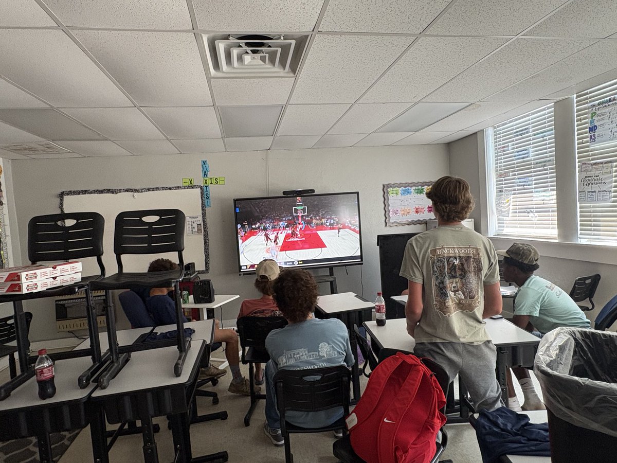 HFRebel_Hoops's tweet photo. Summer basketball wrapped up with our NBA 2K Tournament! 🎮🏀 Congrats to our winners. Proud of the guys who earned their shirts by attending 90% of our summer practices and games. #EarnIt #ComeToTheFlat https://t.co/rey2jvfVlP
