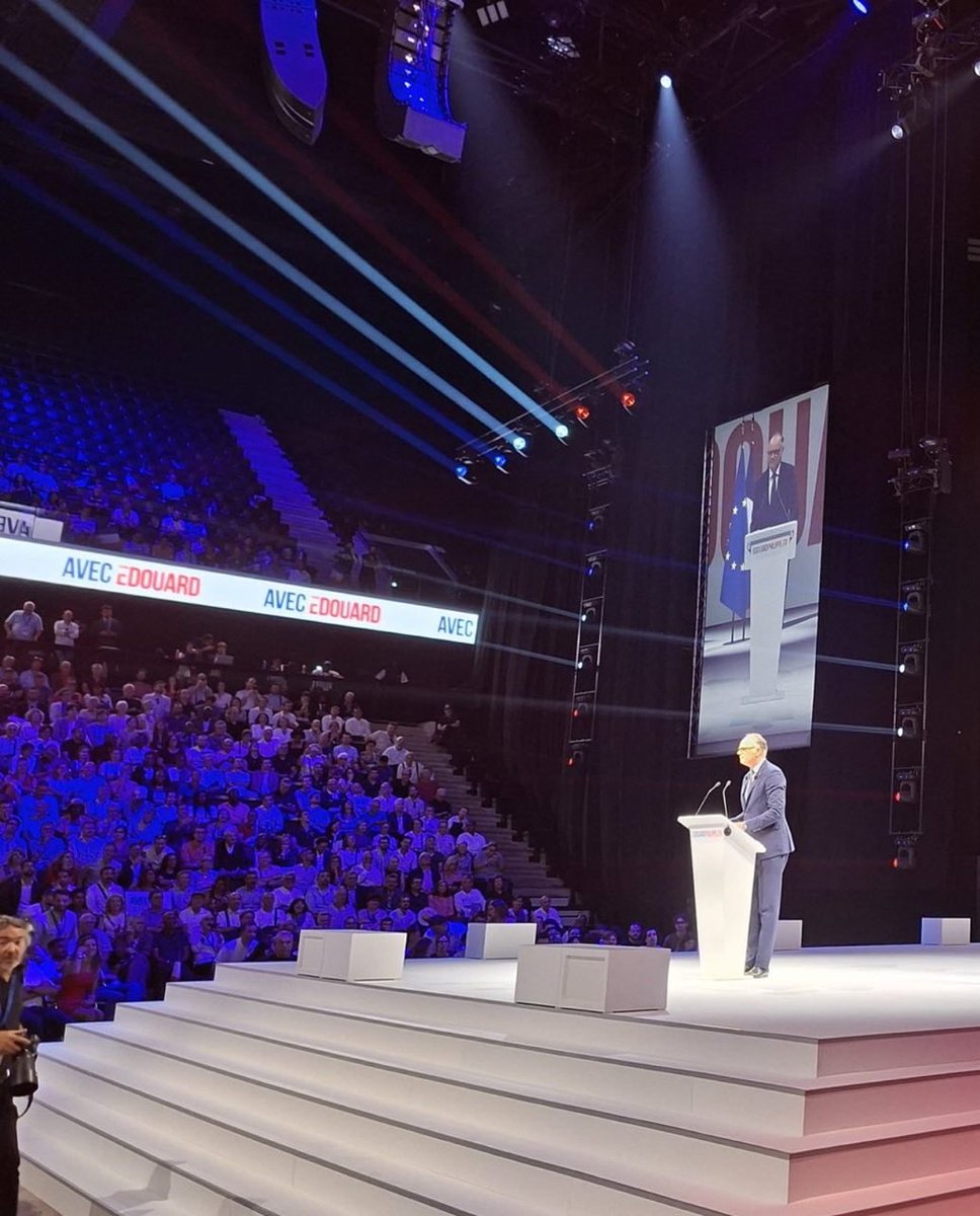 LBleuBlancRouge's tweet photo. 🚨 Au meeting d’Edouard Philippe, ils n’étaient en fait que 3 500, et non pas 5 200 comme annoncé et relayé par tous les médias sans aucune vérification. 😅

La salle pouvait accueillir 2,5 fois plus de monde, mais l’organisation a volontairement limité l’espace utilisé.

•  Environ 3 400 personnes étaient présentes ;
•  Le rideau noir a été placé aux deux tiers de l’Arena, et non au centre, de sorte que seule un tiers de la capacité totale a servi pour le meeting et de sorte que la salle semble comble.

Jusque-là, aucun média n’a corrigé ces informations.​​​​​​​​​​​​​​​​​​​​​​​​​​​​​​​​​​​ Les journalistes se sont contentés de donner comme fait vérifié les chiffres annoncés par les équipes d’Edouard Philippe.

🗞️ @clem_garin