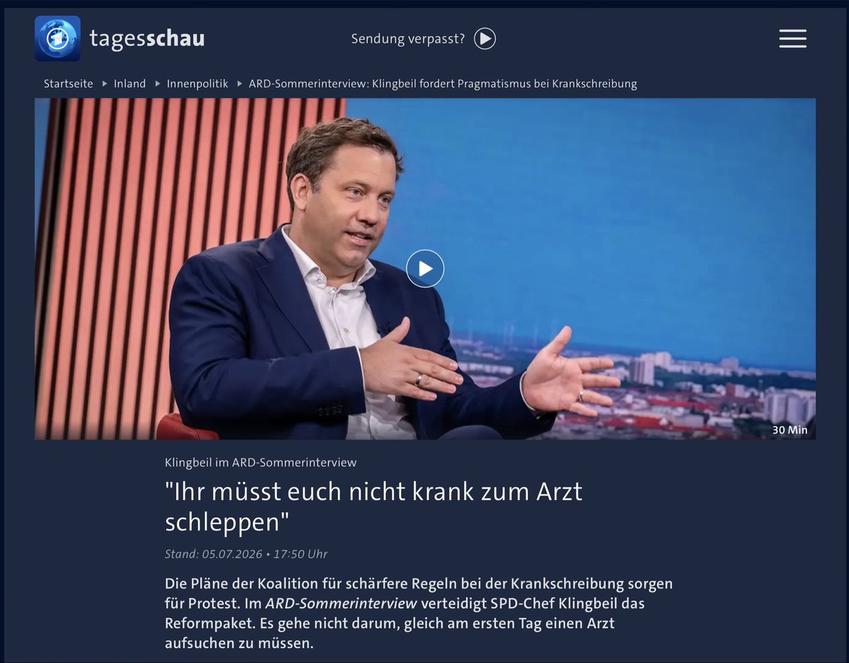 RCRaven1's tweet photo. Das Sommerinterview mit Lars Klingbeil war leider ziemlich lehrreich.

Nicht, weil man danach wusste, wofür die SPD steht.

Eher, weil man langsam ahnt, woran sie gerade erstickt.

Klingbeil erklärte die neuen Pläne zur Krankschreibung als Kompromiss. Die Union wollte Karenztage. Also Krankheit ohne Lohnfortzahlung. Das hat die SPD verhindert. Gut so. Wirklich.

Nur bleibt am Ende trotzdem übrig:

AU ab dem ersten Krankheitstag.
Telefonische Krankschreibung soll weg.
Gewerkschaften und Ärzte sind sauer.
Beschäftigte stehen mal wieder unter Generalverdacht.

Aber keine Sorge, sagt Klingbeil sinngemäß, niemand müsse sich krank zum Arzt schleppen.

Aha.

Man braucht also eine Bescheinigung ab Tag eins, soll sich aber nicht zum Arzt schleppen müssen, während die telefonische Krankschreibung abgeschafft werden soll.

Das ist keine Reform.
Das ist Bürokratie-Yoga für Fortgeschrittene.

Besonders hübsch wird es beim Faktencheck.

Die telefonische Krankschreibung ist laut Tagesschau nicht der Grund für den Anstieg der Krankheitszahlen. Ihr Anteil liegt bei gerade einmal 0,8 bis 1,2 Prozent. Ein großer Teil des Anstiegs der gemeldeten Krankheitstage hängt außerdem mit der elektronischen AU zusammen, weil Krankmeldungen seit 2022 vollständiger erfasst werden.

Also bekämpft man ein Symbolproblem.

Natürlich bei Arbeitnehmern.

Wo auch sonst.

Dann die „Superreichensteuer“.

Klingt schön nach SPD. Nach Gerechtigkeit. Nach roter Fahne im Wind. Nach Arbeiterlied mit Steuerbescheid.

Nur sagt der Faktencheck ziemlich trocken: Eine Superreichensteuer ist gar nicht geplant.

Geplant ist eine höhere Besteuerung sehr hoher Einkommen. Ab 250.000 Euro zu versteuerndem Einkommen 45 Prozent, ab 280.000 Euro 47 Prozent.

Das kann man machen.

Aber Superreiche sind nicht einfach Menschen mit hohem Jahreseinkommen. Superreiche sitzen auf Vermögen. Auf Erbschaften. Auf Kapital. Auf Strukturen, die von Arbeitseinkommen so weit entfernt sind wie Friedrich Merz vom Wartezimmer einer überfüllten Hausarztpraxis.

Und genau da passiert wieder: erstaunlich wenig.

Richtig finster wird es beim Informationsfreiheitsgesetz.

Klingbeil beruhigt: NGOs und Journalisten sollen weiter arbeiten können.

Der Faktencheck sagt: Moment mal. Im Reformpapier steht, Auskunftsrechte sollen künftig auf natürliche Personen mit berechtigtem Interesse fokussiert werden. NGOs sind aber keine natürlichen Personen.

Also während man unten Arbeitnehmer genauer kontrollieren möchte, wird oben Transparenz offenbar etwas schmaler geschnitten.

Satire schreibt sich manchmal nicht.
Sie bekommt einfach ein Regierungsprogramm.

Und das ist das eigentliche Problem der SPD.

Sie verhindert Schlimmeres und verkauft den Rest als Fortschritt.

Sie bremst die Union ein bisschen und nennt es sozialdemokratische Handschrift.

Sie übernimmt die Verteidigung eines Pakets, bei dem Gewerkschaften vor Angriffen auf Beschäftigtenrechte warnen.

Und dann wundert man sich, warum die Partei bei 12 Prozent herumkrebst.

Vielleicht liegt es nicht daran, dass die Menschen Reformen nicht verstehen.

Vielleicht verstehen sie sie inzwischen zu gut.

Vielleicht merken sie, dass da eine Partei sitzt, die historisch für Arbeit, Sozialstaat, Aufstieg und Würde stand, aber aktuell viel zu oft klingt wie die freundliche Pressestelle einer CDU, die „mehr Kapitalismus wagen“ für einen Therapieansatz hält.

Die SPD muss nicht grüner werden.
Sie muss nicht linker klingen.
Sie muss wieder sozialdemokratisch handeln.

Nicht Arbeitnehmer verdächtigen.
Nicht Kranke schikanieren.
Nicht Transparenzrechte ausdünnen.
Nicht hohe Einkommen mit Superreichen verwechseln.
Nicht jedes rote Pflaster auf schwarze Politik kleben und hoffen, dass niemand die Farbe darunter sieht.

Denn irgendwann fragt man sich nicht mehr, ob die SPD noch gebraucht wird.

Irgendwann fragt man sich nur noch:

Merkt sie eigentlich selbst, dass sie gerade dabei ist, sich überflüssig zu erklären?
