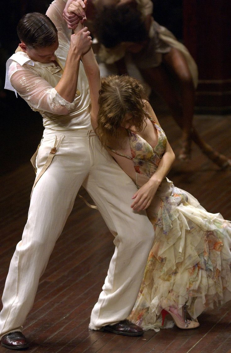 belladonna80713's tweet photo. McQueen’s 2004 s/s Deliverance collection was heavily inspired by the film and the dance marathons of the 30s🪽so gorgeous and poignant https://t.co/TUNLprpzZ2