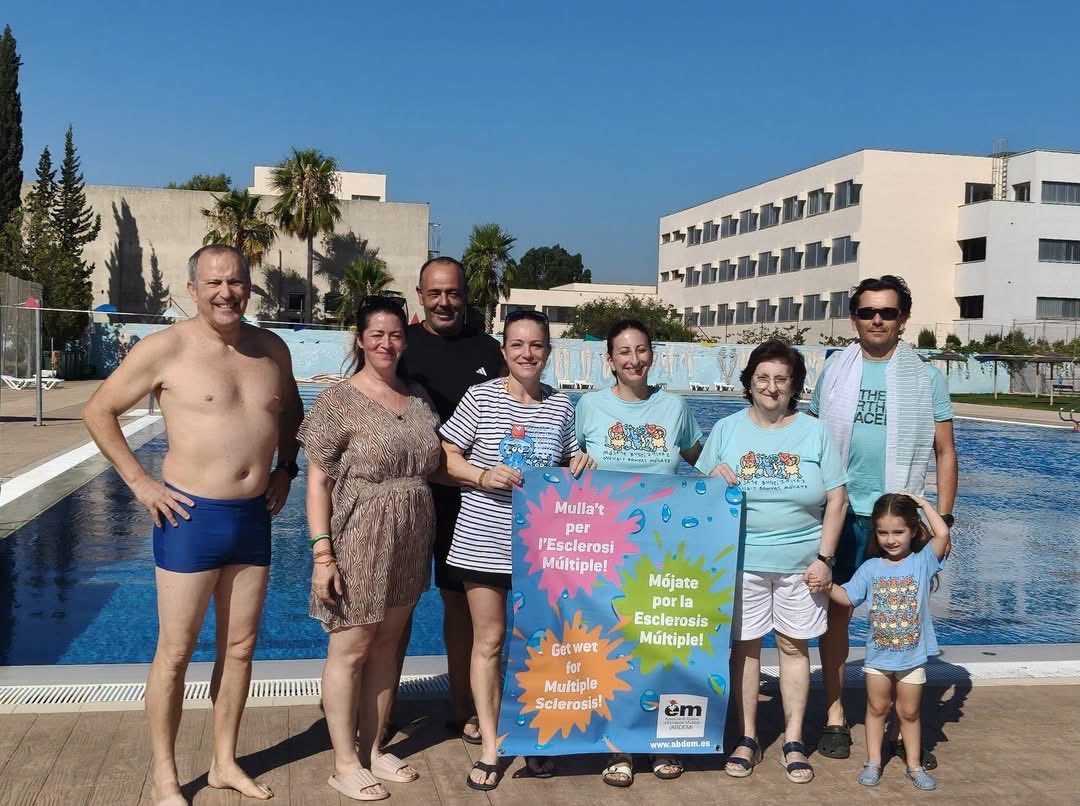 Vox_Inca's tweet photo. Hoy nuestra portavoz y coordinadora Fanny Blasco - Politico junto con la concejal Eva Caminero y miembros del equipo. No podían faltar a la  cita anual de 🌊🏊🏻Mójate por la esclerosis múltiple🌊🏊🏻. Cita importante para apuntar en el calendario. 
#cuidatusalud https://t.co/kaBNqNi1PK