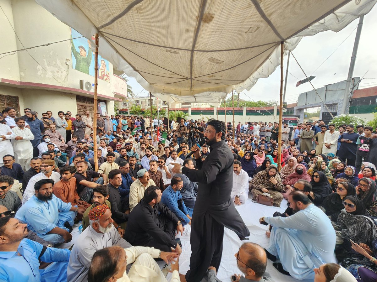 IrtazaBaloch1's tweet photo. زنجیریں پہنائیں، پھانسیاں دیں، ظلم بھی کیا،
مگر بھٹو کے نظریے کو کبھی جھکا نہ سکے۔
۵ جولائی سیاہ دن تھا، سیاہ ہی رہے گا،
جمہوریت کا سورج ہر بار طلوع ہو گا۔
#5thJulyBlackDay #PPP #PPPEast
@SaeedGhani1 @RaufNagori @sharmilafaruqi @IqbalSandh https://t.co/bDSffACAZT