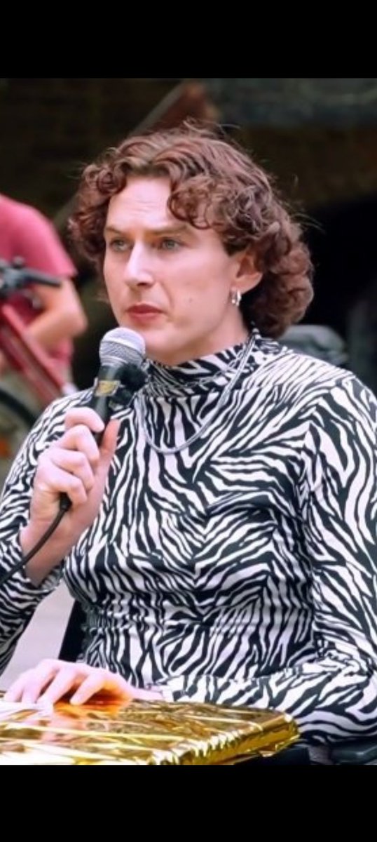 jreichelt's tweet photo. Wenn dieses unglaubliche Wochenende ein Disney Film wäre, würde er heißen: Anja Hohl und das böse Trans-Zebra. https://t.co/M6ARmKPnEI