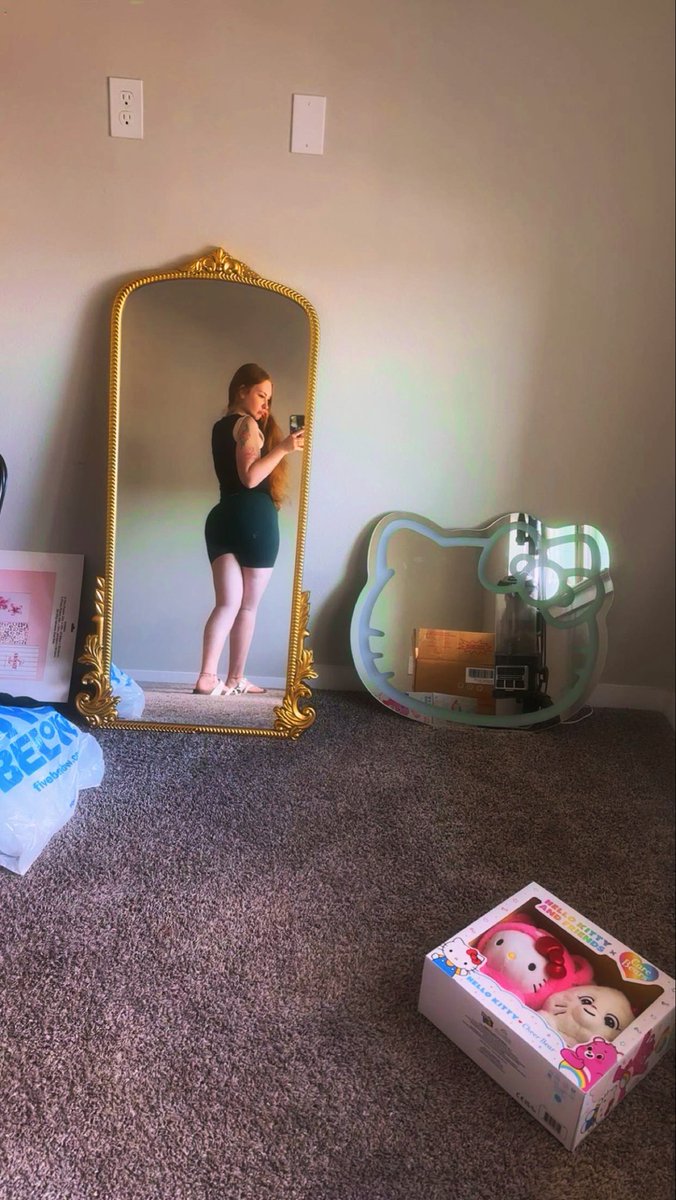 redheadprincesa's tweet photo. Stupid loser quit staring and go empty your wallet 
Findom findomme mommy https://t.co/ky0AMe7Leb