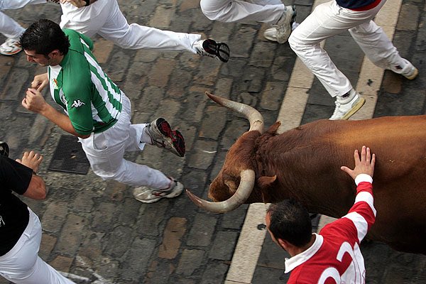 quetdigorodrigo's tweet photo. Ustedes no lo sabéis, pero entramos en una de las peores semanas para media Sevilla, esos que les molesta ver la camiseta del Betis en cualquier sitio que nosotros lucimos con orgullo, y esta semana, corriendo delante los toros. 

Mucho ánimo, vamos a seguir presumiendo 💚🤍💚 https://t.co/LBs7be61lt