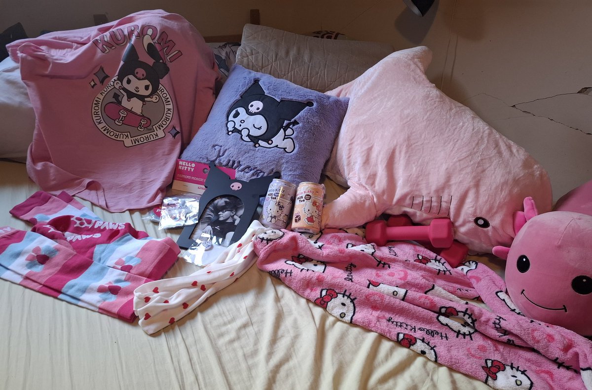 Mawuuly's tweet photo. Ayyo look at all this cool stuff I got for my birthday 🫶 https://t.co/RPyGGEc2Kk