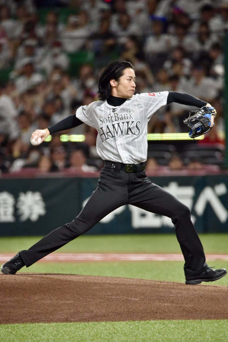 rampage_info's tweet photo. はじめましての川村壱馬さんはフォーム綺麗だったし、本当にいろんな方向に頭下げて挨拶してた‼️ https://t.co/syvAemRdqX