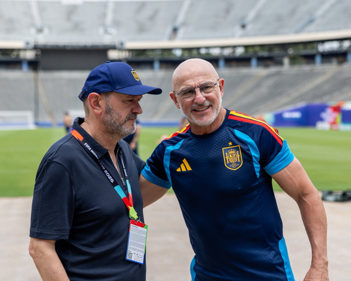 rfef's tweet photo. 📸 Rafael Louzán traslada todo el apoyo del fútbol español a la @Sefutbol de cara a su trascendental cita de este lunes.

🇵🇹-🇪🇸 El presidente de la @rfef ha asistido al último entrenamiento del equipo en Dallas antes de medirse a Portugal en los 1/8 de la @FIFAWorldCup.

#VamosEspaña | #CopaMundialFIFA