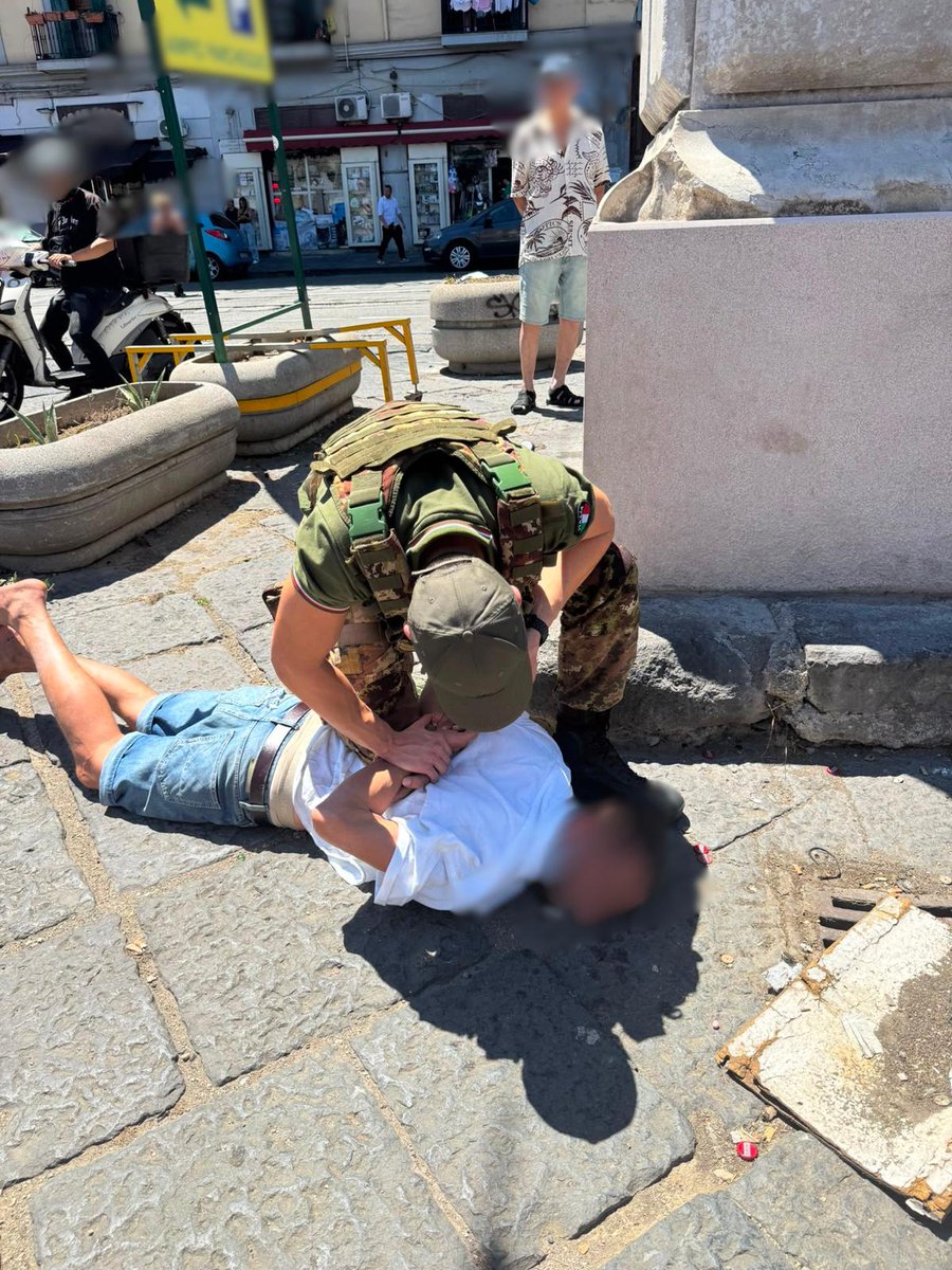 MinisteroDifesa's tweet photo. 🇮🇹 Napoli.
Una donna viene aggredita per strada da un uomo in evidente stato di agitazione.

I militari dell’#EsercitoItaliano, impegnati nell’operazione #StradeSicure, intervengono con tempestività, mettendo in salvo la vittima e bloccando l’aggressore.

L’uomo viene quindi affidato alle Forze dell’Ordine, mentre la donna viene immediatamente assistita e messa in sicurezza.

#Difesa al servizio della collettività.