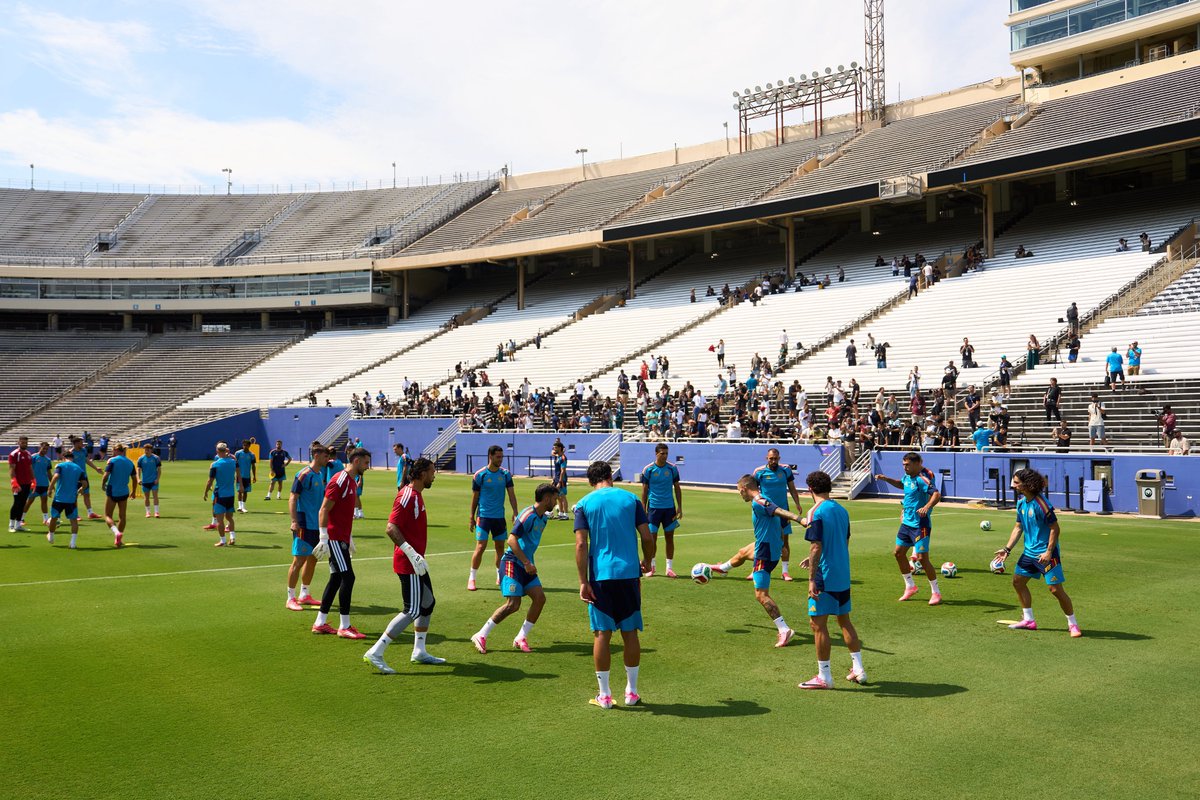 rfef's tweet photo. 📸 Rafael Louzán traslada todo el apoyo del fútbol español a la @Sefutbol de cara a su trascendental cita de este lunes.

🇵🇹-🇪🇸 El presidente de la @rfef ha asistido al último entrenamiento del equipo en Dallas antes de medirse a Portugal en los 1/8 de la @FIFAWorldCup.

#VamosEspaña | #CopaMundialFIFA