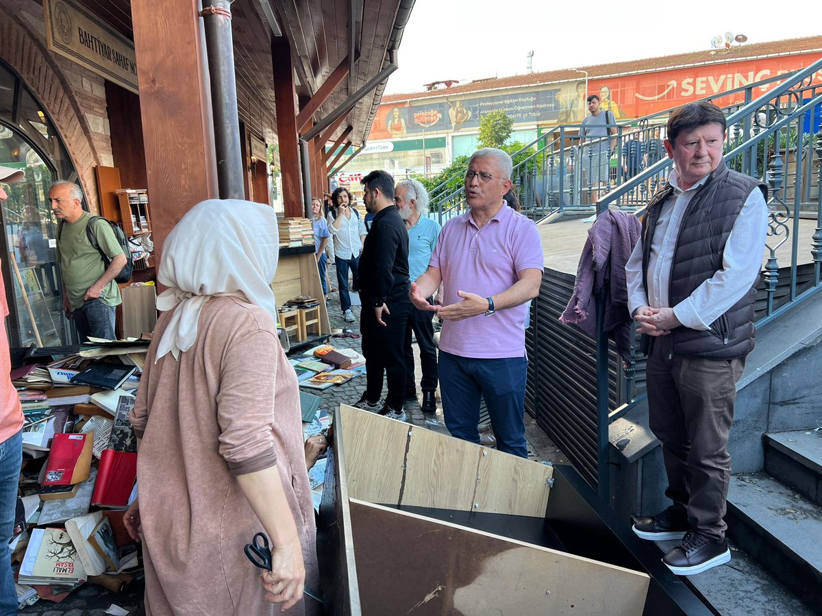 hilmiturkmen34's tweet photo. Beklenen ve uyarılan yoğun yağış öncesi logar, gider temizliği bile yapmayıp, ana sorumluluklarını dahi yerine getirmeyenler,

sel sonrası turist gibi gelip, hiçbir destek sözü vermeden alandan ayrılmış ama DEVLETİMİZ VAR OLSUN.

Sayın Valimiz, esnafın tüm zararını karşılayacak. https://t.co/YRvC3fVmst