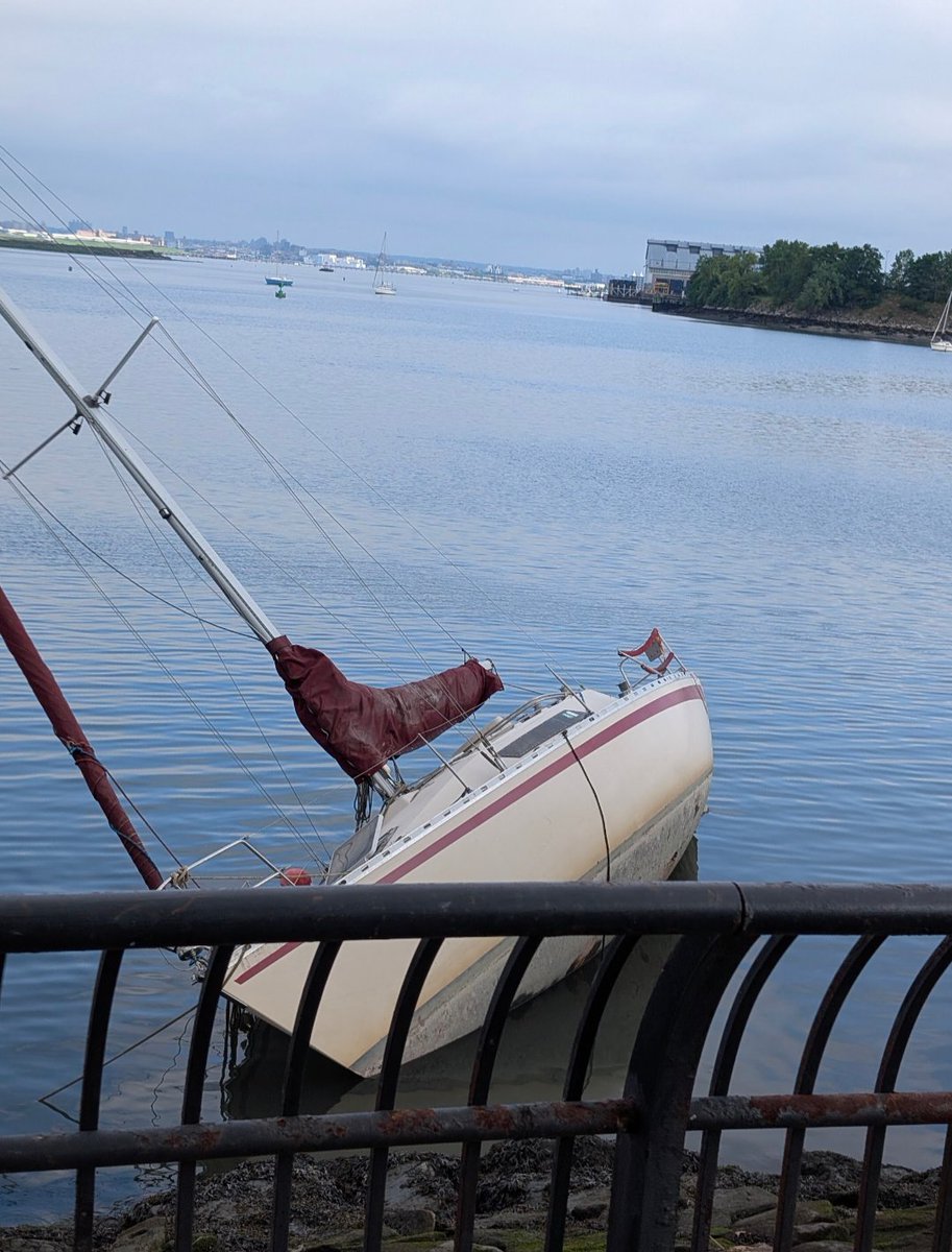 jingubro's tweet photo. Abandoned sail boat I walk by, one year apart. https://t.co/t3OZnSkAKg