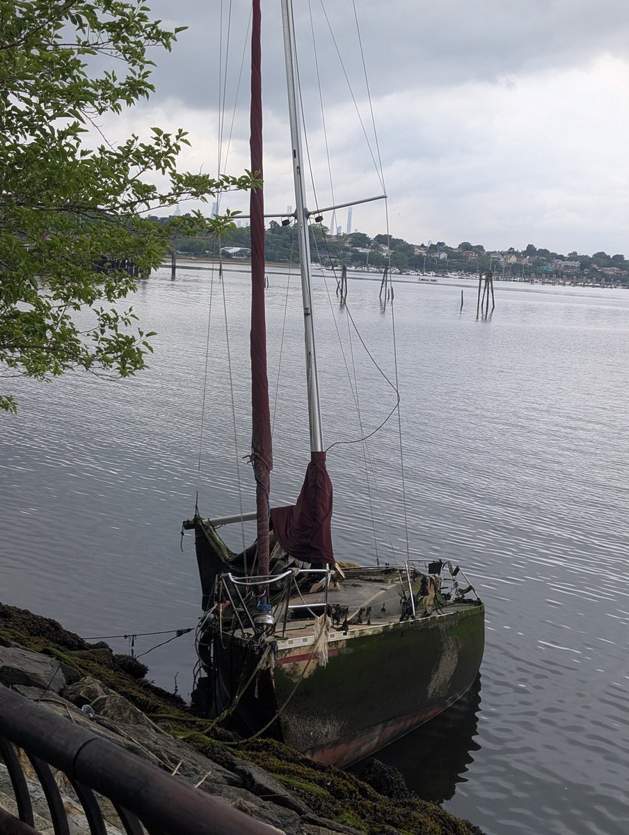 jingubro's tweet photo. Abandoned sail boat I walk by, one year apart. https://t.co/t3OZnSkAKg