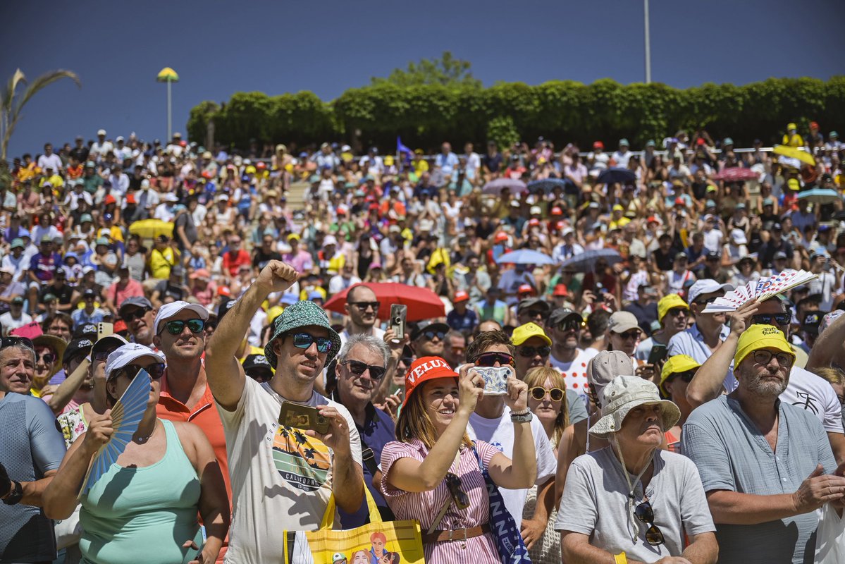 b5alvarez's tweet photo. 🙌 Avui hem viscut una jornada inoblidable

La gran sortida des de Tarragona ha estat espectacular i tots els municipis per on ha passat la 2a etapa de @letour estaven plens de gom a gom i es percebia la il·lusió

Moltes gràcies a totes les persones que ho heu fet possible! https://t.co/PlD0XzCgzW