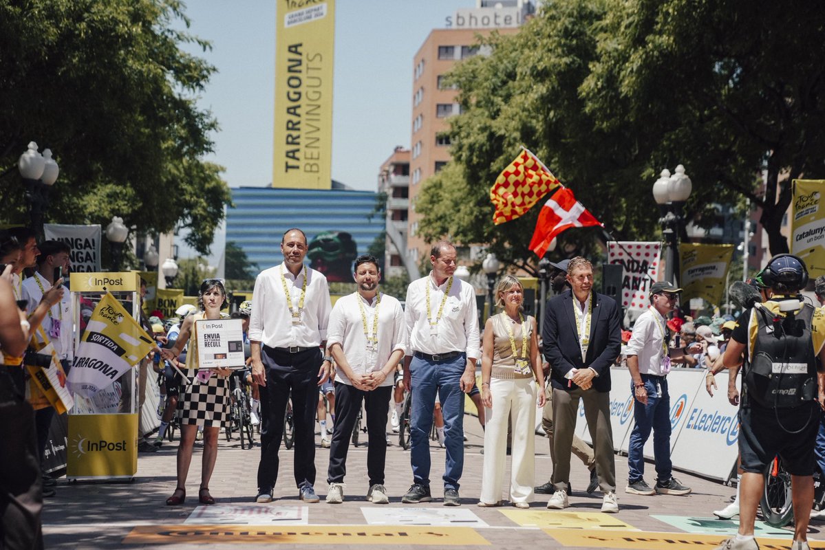 b5alvarez's tweet photo. 🙌 Avui hem viscut una jornada inoblidable

La gran sortida des de Tarragona ha estat espectacular i tots els municipis per on ha passat la 2a etapa de @letour estaven plens de gom a gom i es percebia la il·lusió

Moltes gràcies a totes les persones que ho heu fet possible! https://t.co/PlD0XzCgzW
