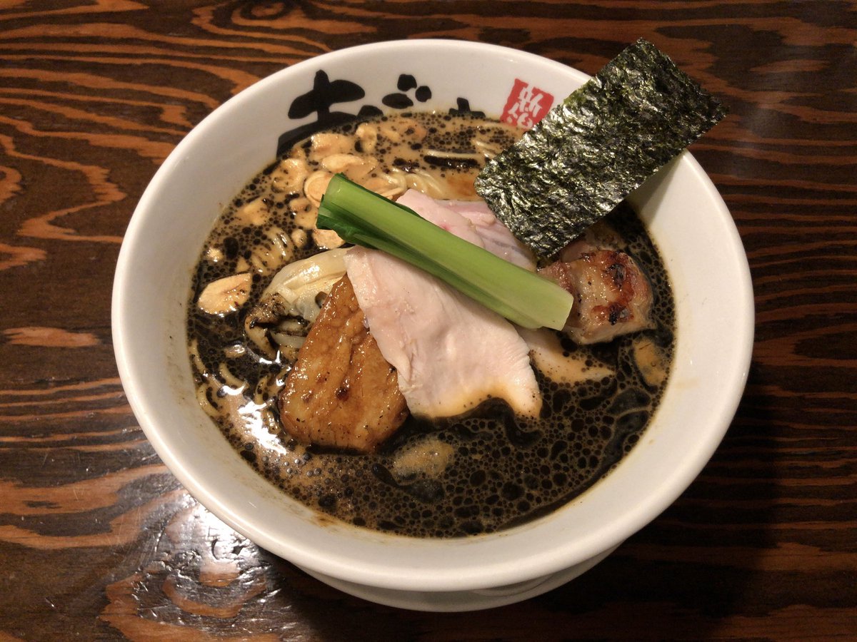 toshimalseason's tweet photo. 今更ながら4月25日の夜🍜記録
麺屋あごすけ（上越市）
『特製黒とんこつらーめん』1450円 https://t.co/BhP2f4HE7Y