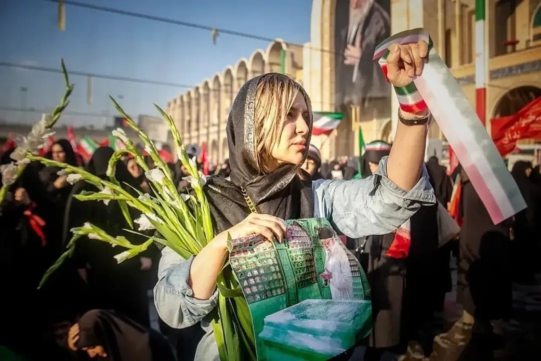 BENYAMIN3003's tweet photo. تا کی میخای  پشت تلویزیون بشینی!!!
بدو سریع بیا تهران با آقای شهیدمون بیعت کن دیگه آخرین وداع با امام شهیدمونه😣💔

#حی_علی_التهران https://t.co/YvTKmMe9w0