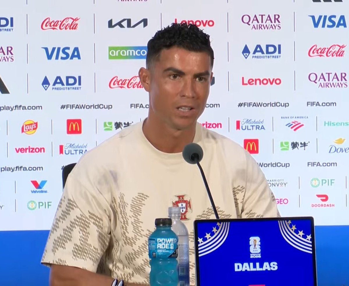 absolutkylian's tweet photo. 🚨Cristiano Ronaldo sobre as críticas de Henry e Ibrahimovic:

🗣️: Eu vejo o que eles dizem sobre mim e não me importo com eles para ser honesto. Meu trabalho é marcar gols e é isso que tenho feito.

Eles podem dizer o que quiserem, eu marquei mais gols desde que completei 30 anos do que eles marcaram em toda a sua carreira.