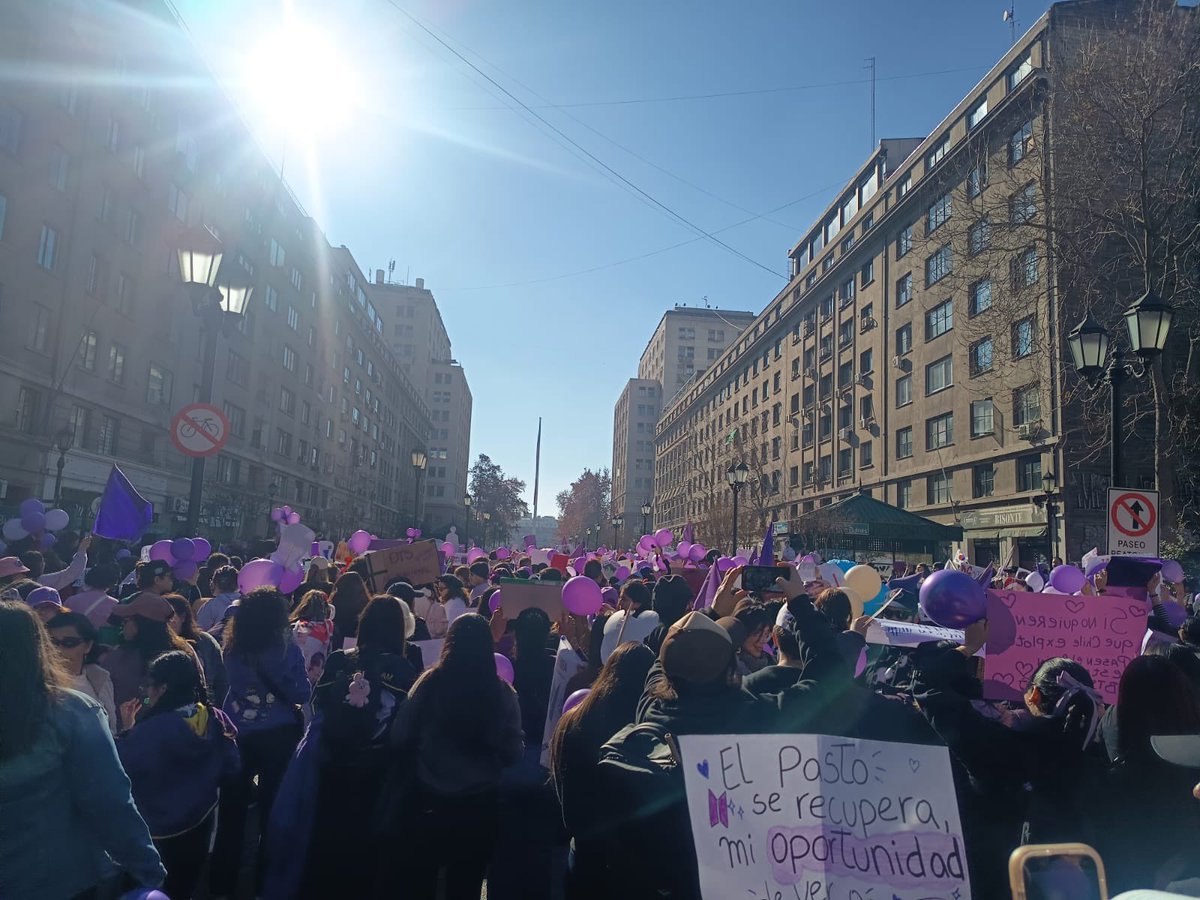 infogatecl's tweet photo. #Ahora en Paseo Bulnes centro de #Santiago unas 5 mil personas se
Manifiestan por concierto #BTS https://t.co/rTZfODuZpN